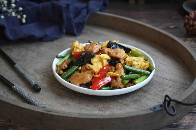 鹅蛋鸡肉炒蒜苔