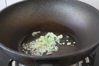热锅凉油，放入葱花、姜末，炒出香味。