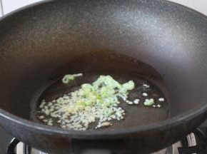 热锅凉油，放入葱花、姜末，炒出香味。
