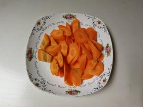 胡萝卜削去皮切成滚刀块