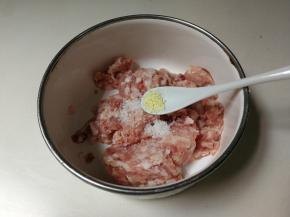 肉糜里面放入盐，糖，鸡精