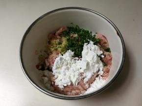 放入两勺玉米淀粉