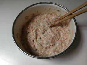 放入适量清水顺时针搅拌至有冰箱冷藏一小时