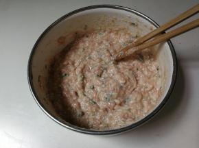 放入适量清水顺时针搅拌至有冰箱冷藏一小时