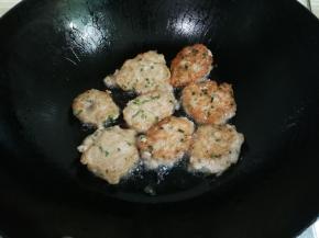 热锅热油，将肉糜挖出放入锅中煎至两面金黄盛出来