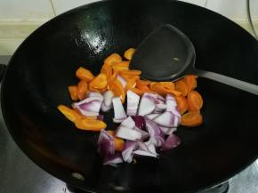 锅中余油放入一半的洋葱和胡萝卜翻炒出香味
