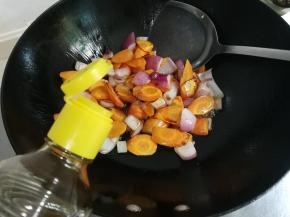 放入适量生抽翻炒均匀