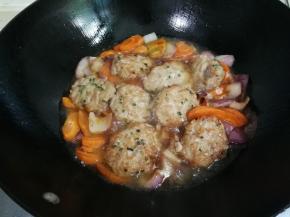 放入肉圆，适量热水，盖上锅盖烧开