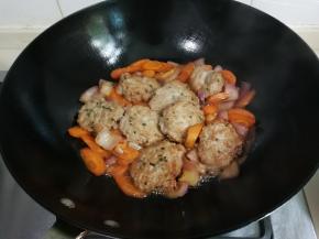 转小火焖熟透，放入剩下的洋葱将汤汁收干