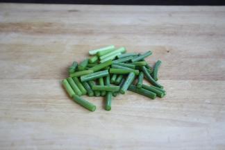 蒜苔摘去老梗，切成寸段。