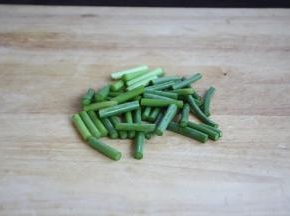 蒜苔摘去老梗，切成寸段。