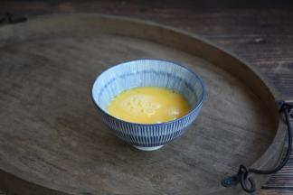 一枚鹅蛋磕入碗中，放入1小勺的白糯米酒，放入一小捏的盐，搅打均匀。