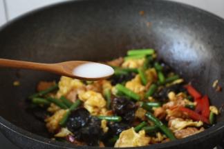 淋入1勺水淀粉勾芡。