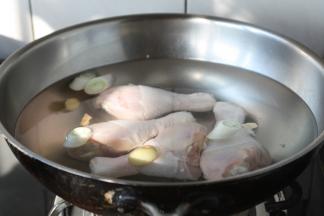 鸡腿放入凉水中焯水。 
焯水时放入2勺的黄酒、2片姜、2段葱。