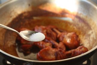 将汤汁收至9成，放适量的盐调味。