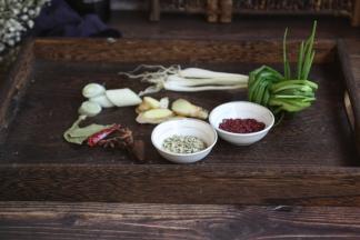 辅助食材：葱、姜、八角、草果、香叶、干辣椒、小香葱、小茴香、红曲米。