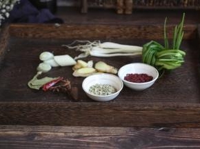 辅助食材：葱、姜、八角、草果、香叶、干辣椒、小香葱、小茴香、红曲米。