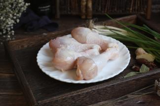 主要食材：鸡腿。 
红烧鸡腿选用的是鸡小腿，即琵琶腿，琵琶腿肉质紧实，滋味鲜美。
