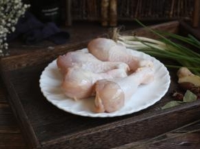 主要食材：鸡腿。 
红烧鸡腿选用的是鸡小腿，即琵琶腿，琵琶腿肉质紧实，滋味鲜美。
