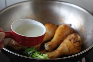 放入白糯米酒。