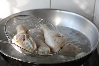  焯水时水开后撇去浮末，捞出鸡腿，沥干水分。