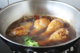 放入与食材齐平的温水。