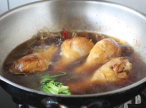 放入与食材齐平的温水。