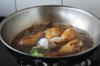 放入料包，大火煮开，小火炖20分钟。