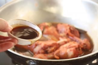 20分钟后改大火，放入蚝油。