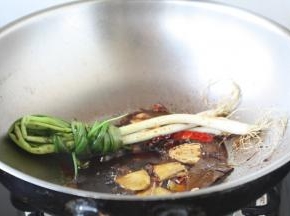倒入酱油。