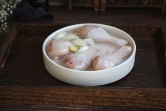 鸡腿放入葱姜水中泡20分钟，挤一挤血水，清洗干净。
