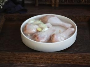 鸡腿放入葱姜水中泡20分钟，挤一挤血水，清洗干净。