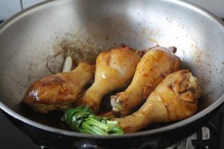 放入鸡腿，翻炒至上色。