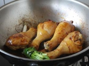 放入鸡腿，翻炒至上色。