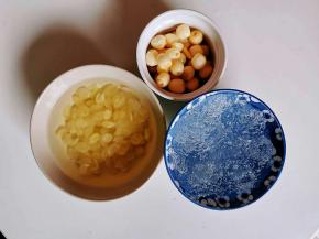 皂角米，雪莲泡洗干净一个晚上，第二天，挑出些杂质