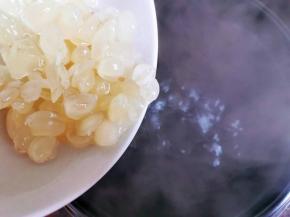 砂锅放入足够的水，滚了，放入皂角米