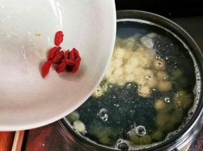 少许枸杞，煮个10分钟就可以关火了