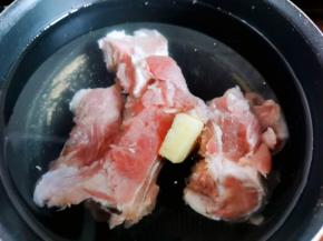 锅里放水，放骨头还有姜块煮开