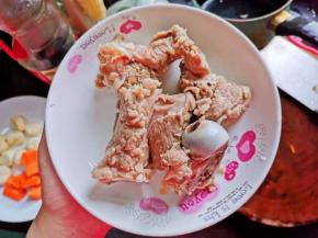 煮好的猪筒骨捞起来洗干净，