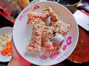 煮好的猪筒骨捞起来洗干净，