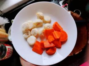 马蹄去皮，胡萝卜去皮切块