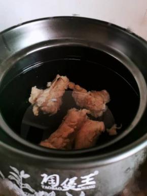 砂锅放入谁跟猪筒骨