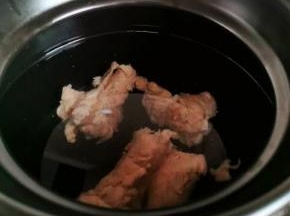 砂锅放入谁跟猪筒骨
