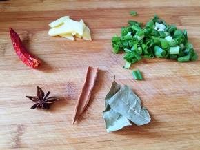 生姜切片，葱切碎