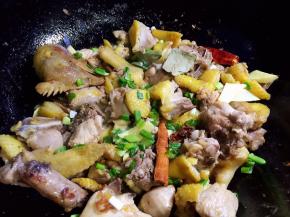 放入配料翻炒片刻