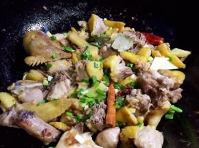 放入配料翻炒片刻