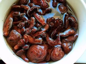 松散蘑用温水洗净，用凉水浸泡5小时左右