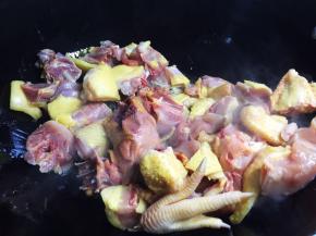 油锅烧热，放入鸡块翻炒