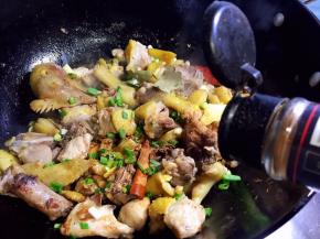 放入花椒粉翻炒均匀