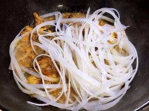 鸡块9分熟时放入粉条
